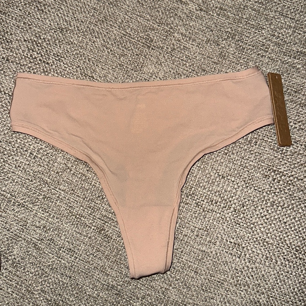 SKIMS FITS EVERYBODY DIPPED THONG - Picture 2 of 5